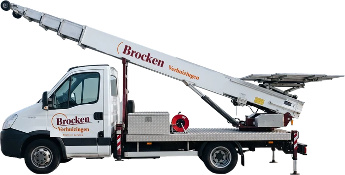 Verhuisbus van Brocken Verhuizingen met de ladderlift omhoog
