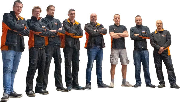 Het team van Brocken Verhuizingen: acht mannen in zwart-oranje werkkleding